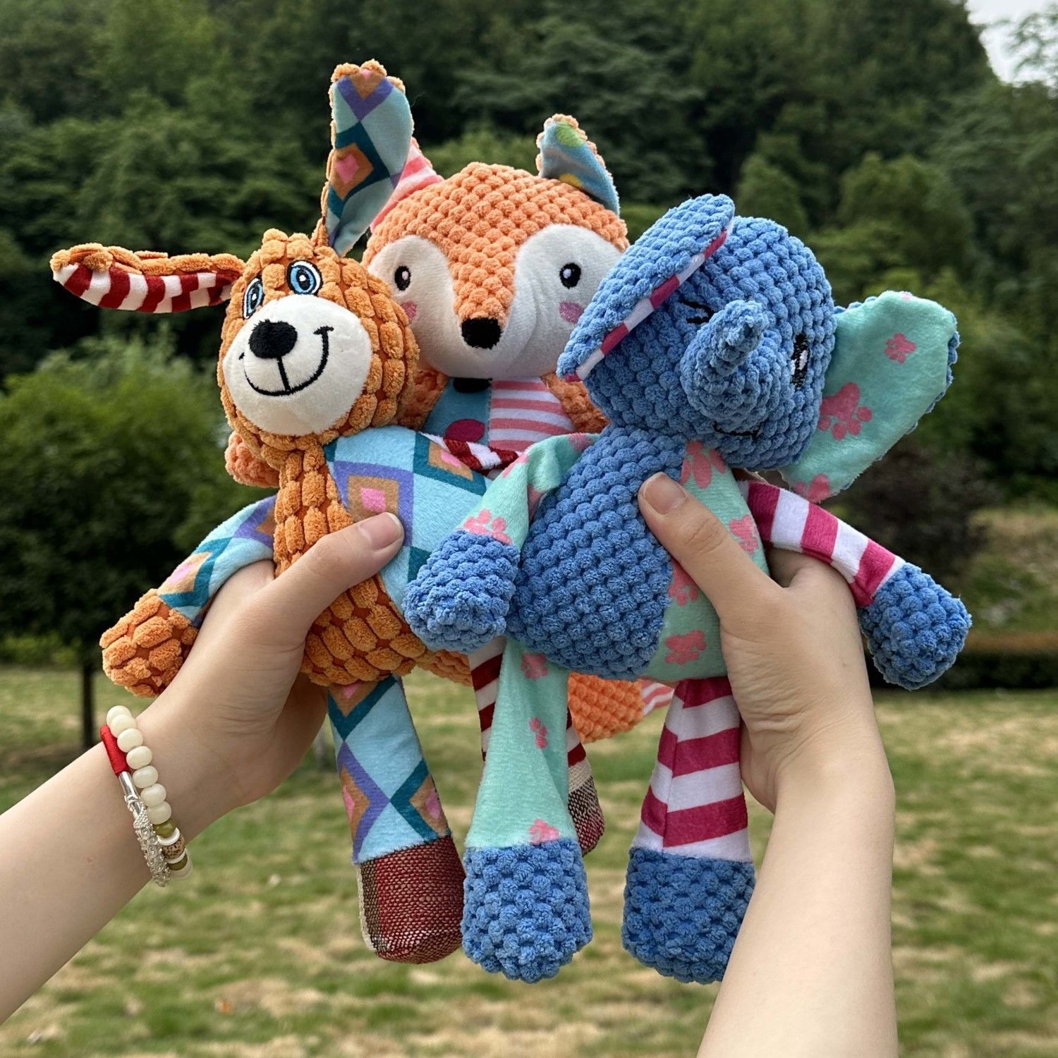 Interactive Squeaky Plush Dog Toy - 漫画風カラフルパッチワークぬいぐるみ犬用おもちゃ、鳴き笛入りペット用おもちゃ、クマとゾウの形をしたインタラクティブな歯ぎしり用おもちゃ、小型犬・中型犬用