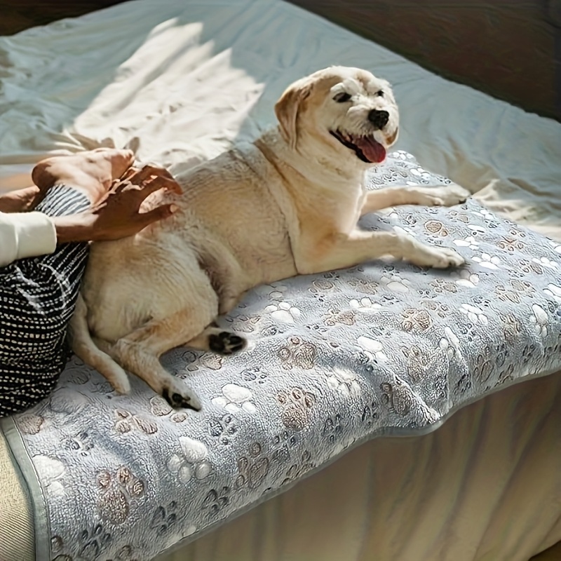 快適なペットタオル、柔らかく暖かいフランネル製の足跡柄スリー - Pet Beds のレビューと価格