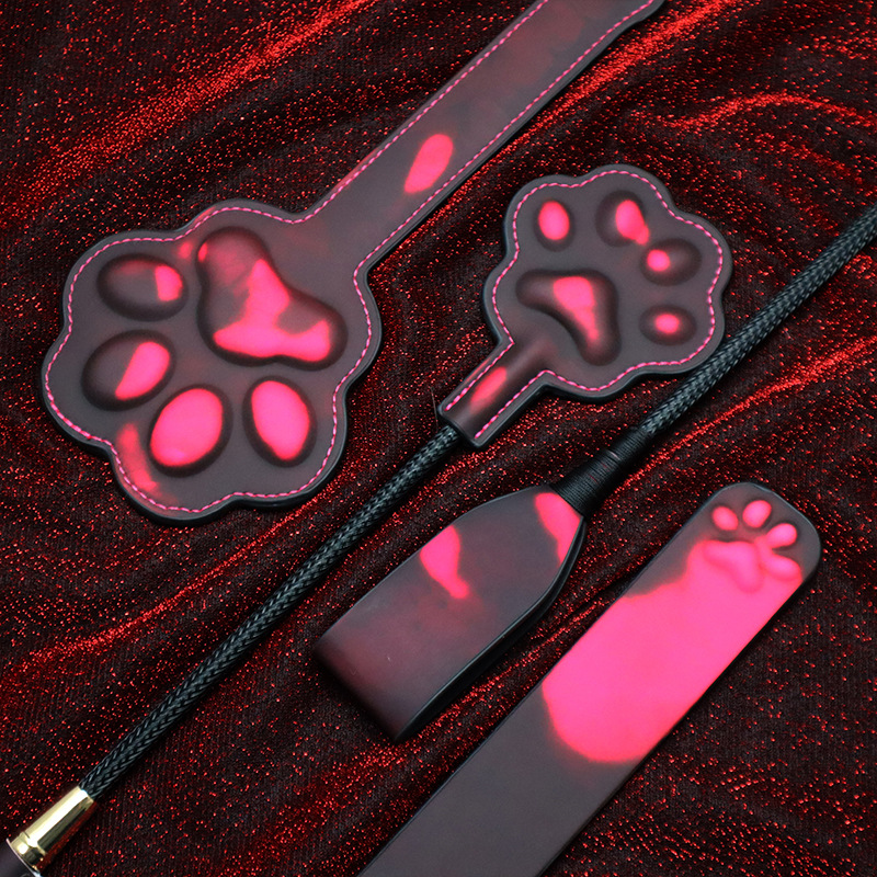 体温に反応して色が変わるレザー製スパンキングパドル、3Dキュ - Cat Toys のレビューと価格