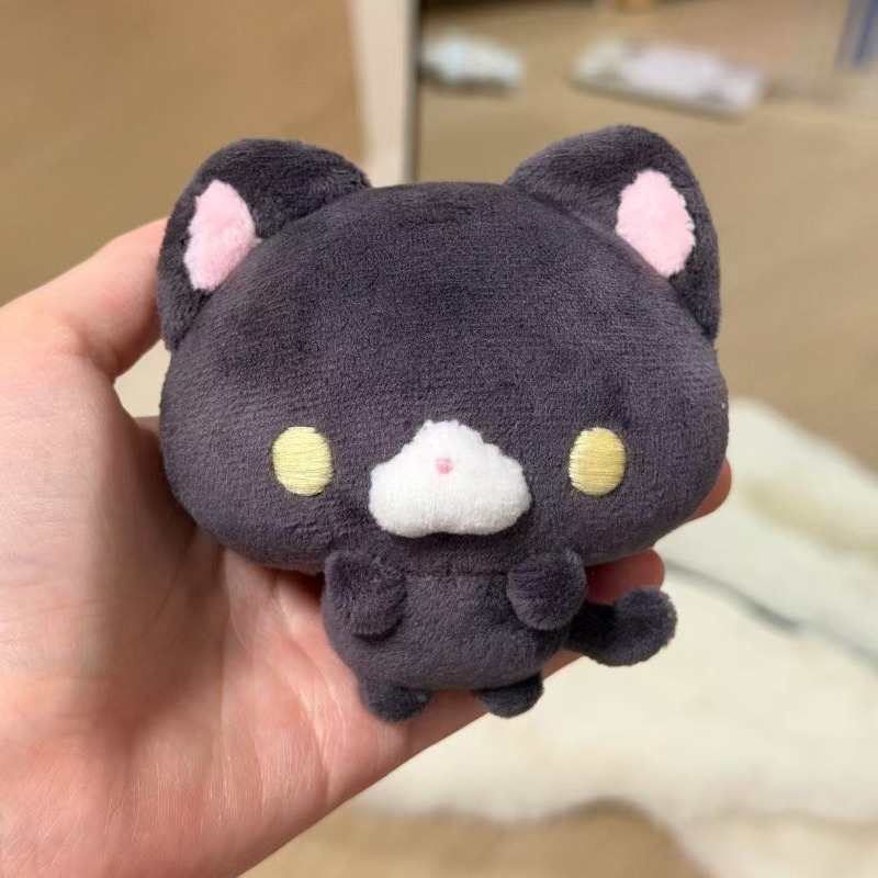 愛らしい茶色のクマと小さな黒猫のぬいぐるみペンダント、漫画風 - Cat Toys のレビューと価格