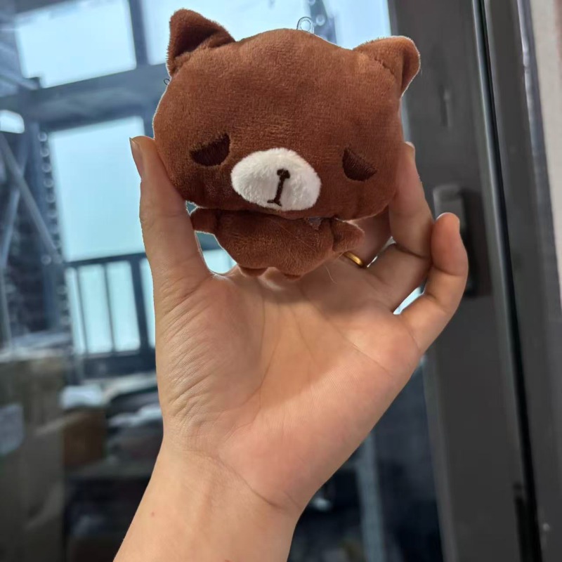 愛らしい茶色のクマと小さな黒猫のぬいぐるみペンダント、漫画風 - Cat Toys のレビューと価格