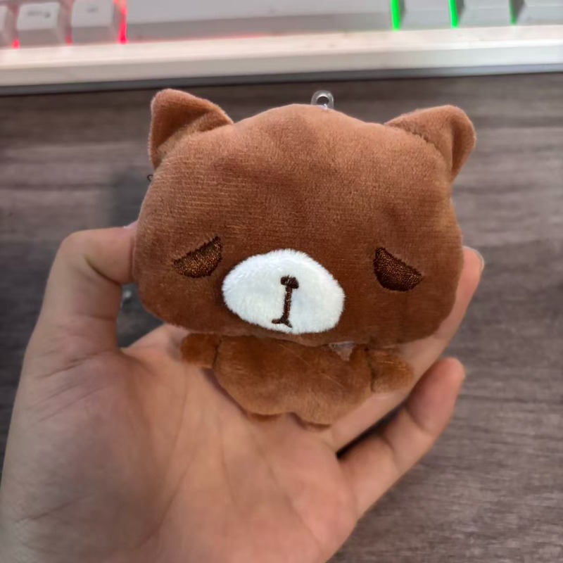 愛らしい茶色のクマと小さな黒猫のぬいぐるみペンダント、漫画風 - Cat Toys のレビューと価格